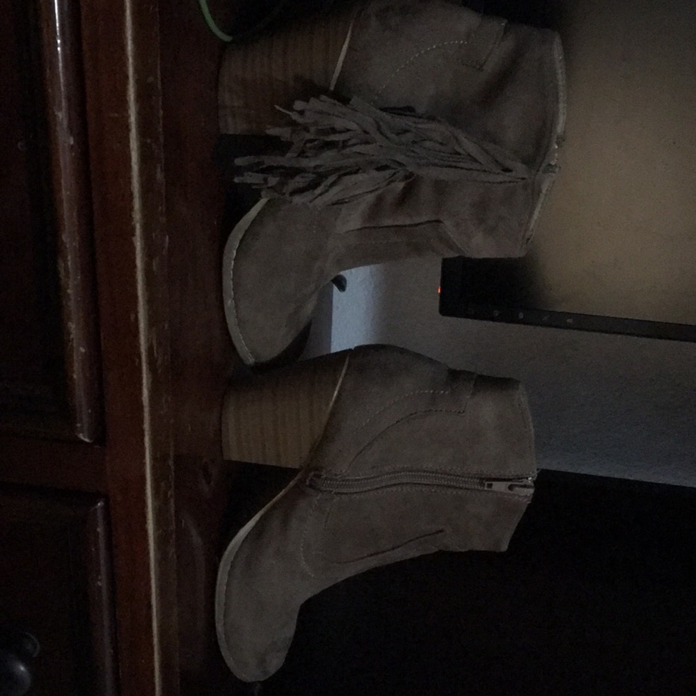 Selling these suede thick heeled booties!